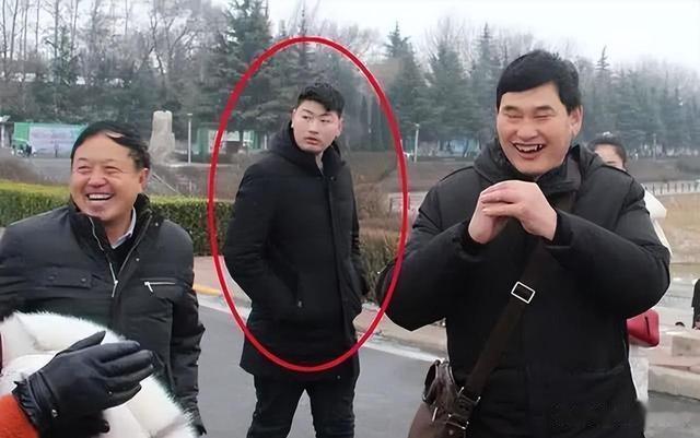 大衣哥儿子又要打光棍？新老婆陈萌深夜发文：啥也不会全靠爹养