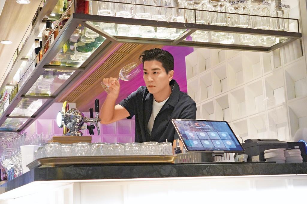 知名港星罕晒2岁小儿子!超呆萌可爱,投资33间餐厅计划传给孩子