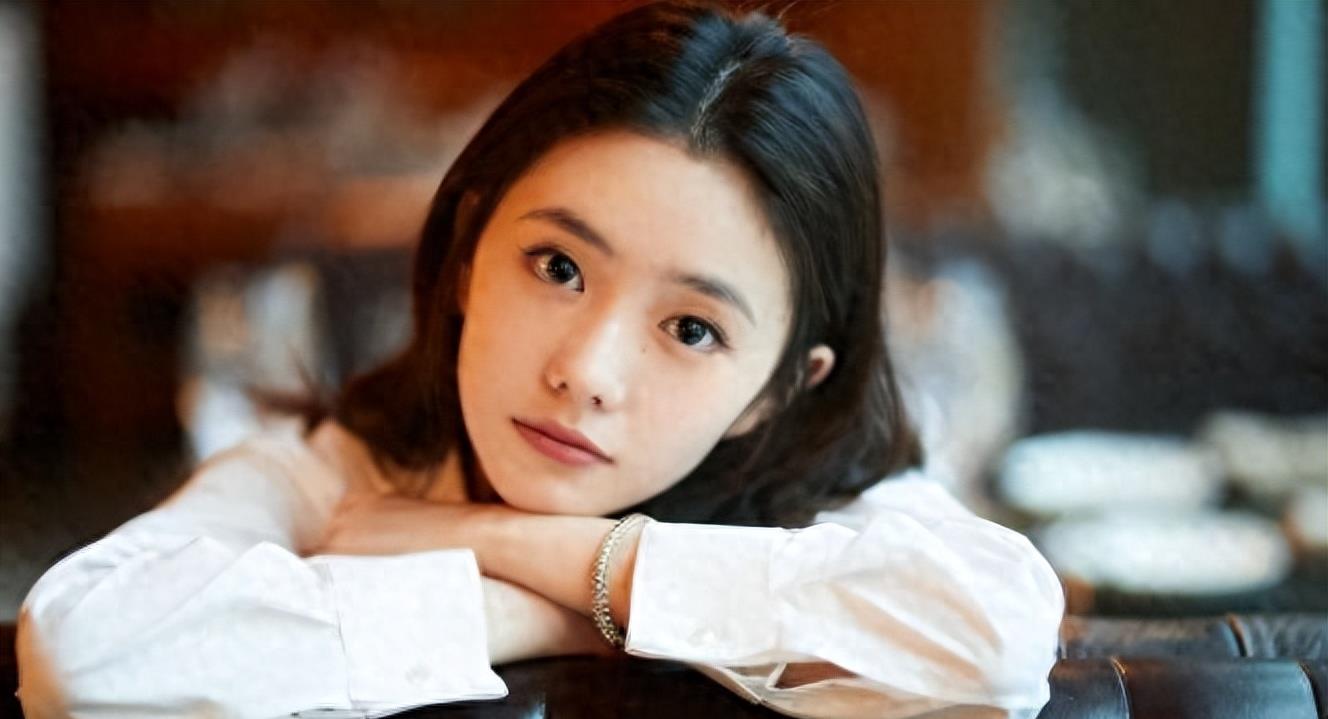 惨遭央媒怒批,目不识丁、德不配位,这几位文盲明星凭什么能走红?