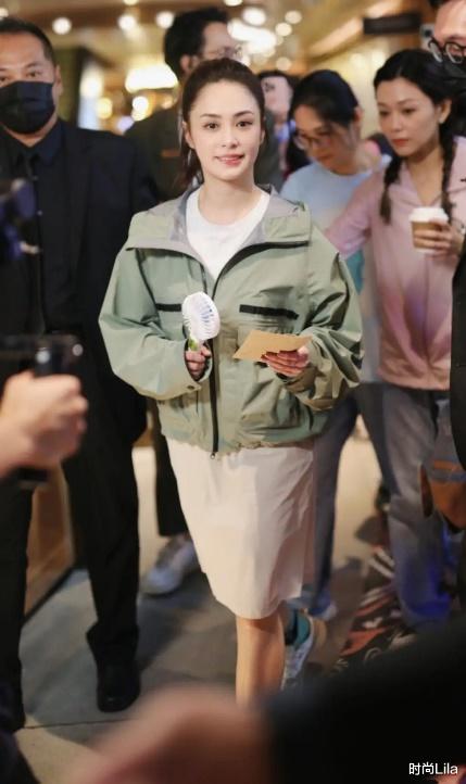 阿娇香港线下活动,高马尾、运动装靓丽感满满,活脱脱的18岁少女