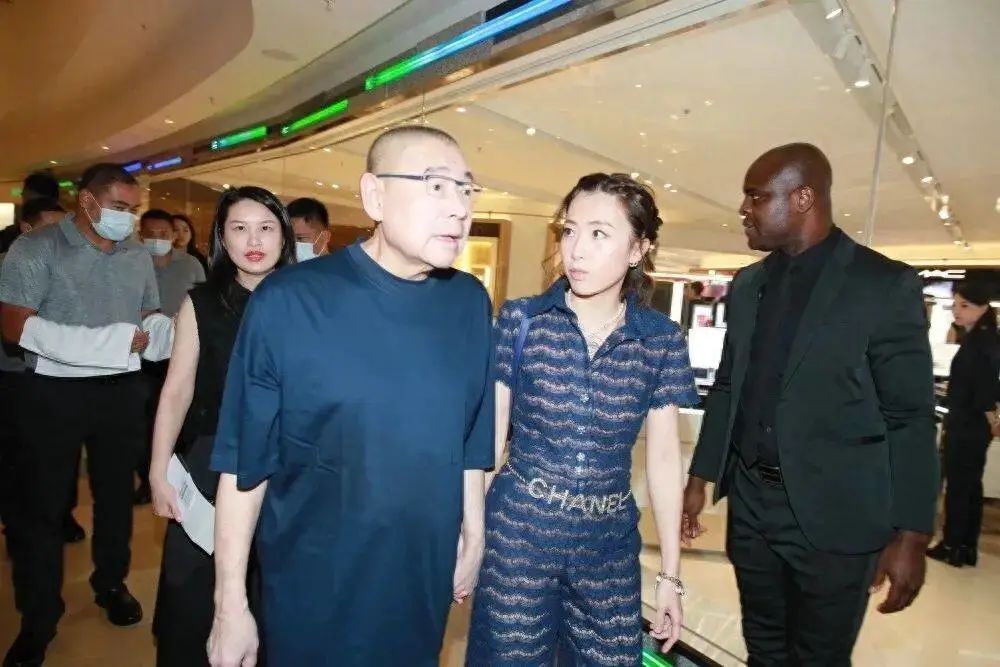 哭晕厕所:香港富豪被许家印坑掉了2百亿,好朋友就不坑你吗?