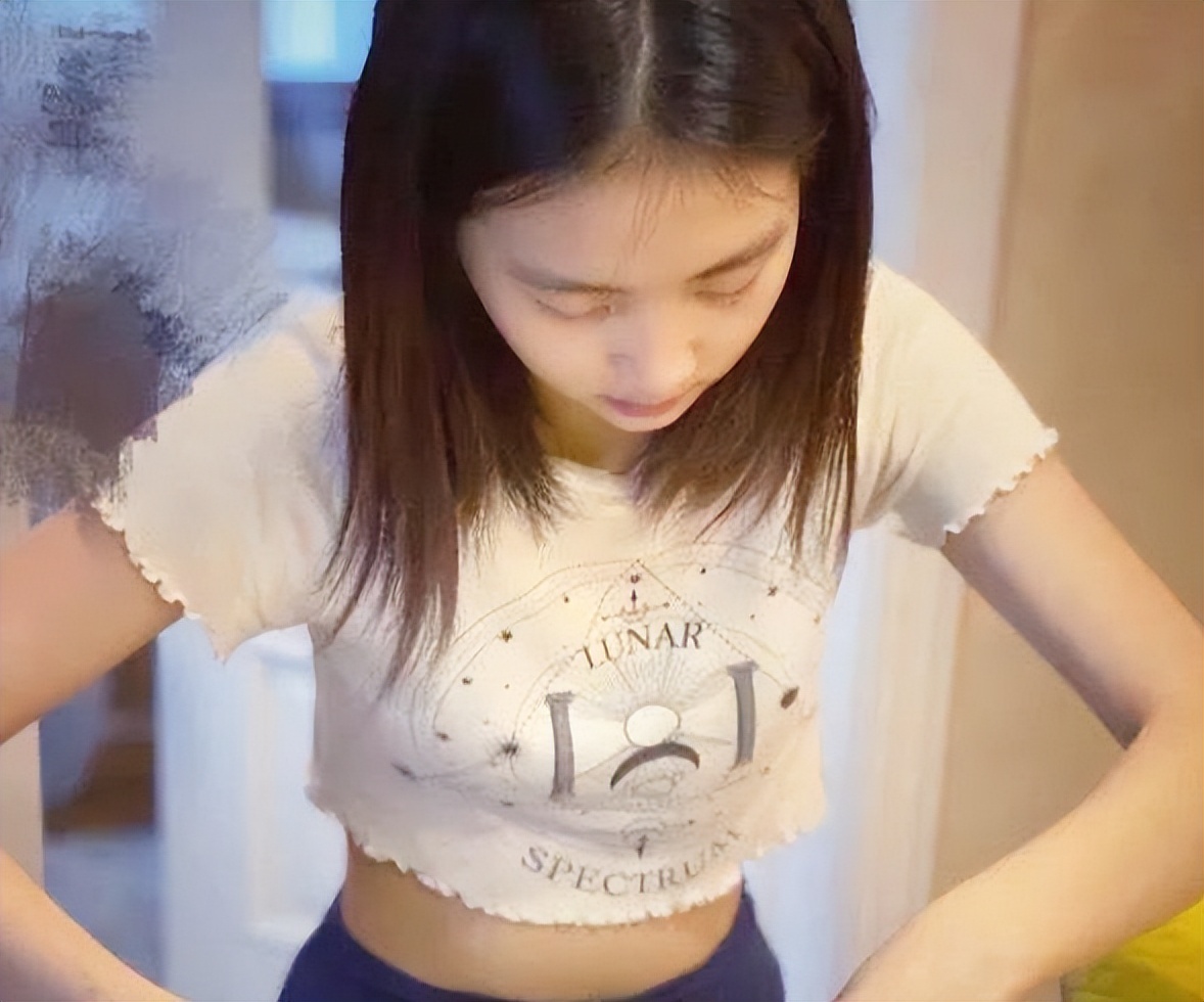 黄多多聚会礼服再惹争议! 网友: 没有学生样, 只有成年人的风情万种