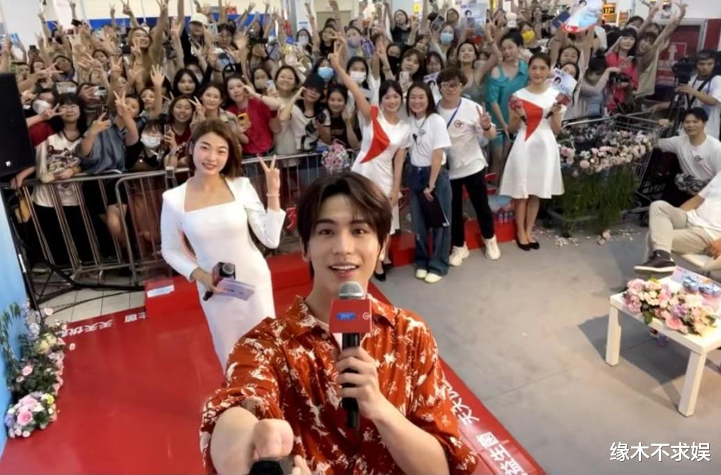 25岁张凌赫线下活动,身高190cm还穿增高鞋,生图面部崎岖不平