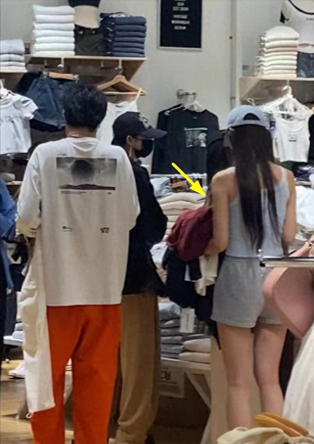 网友偶遇杨幂逛BM,穿15000外套疯狂购物,美女店员身材超过杨幂