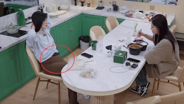 |贾静雯全素颜曝光，朱珠有小肚子，曾可妮更是治好了普女容貌焦虑