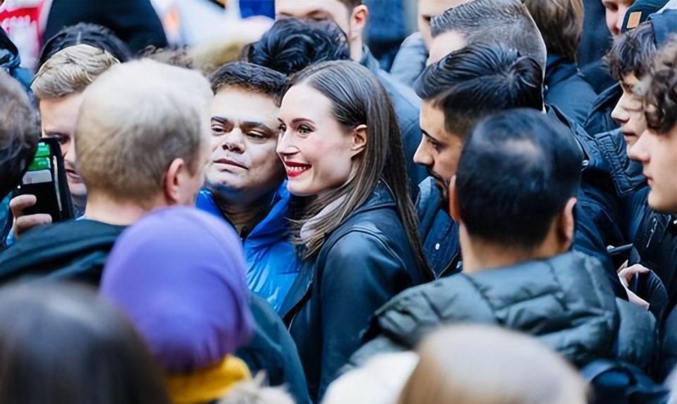 董卿 芬兰37岁美女总理街头拉票，皮衣配红唇很飒，却恐无法获得连任！