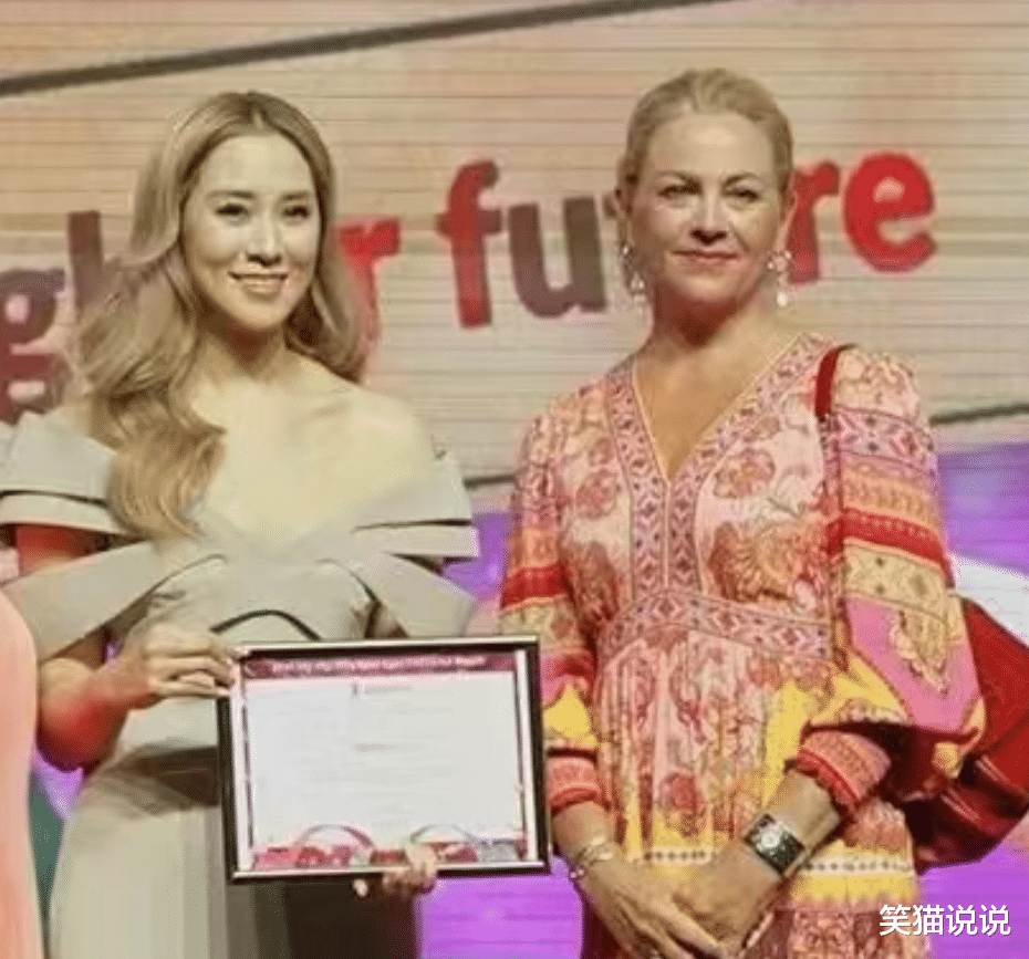 香港慈善晚会合照:徐子淇林恬儿C位好抢眼,李嘉欣黎姿微笑合影