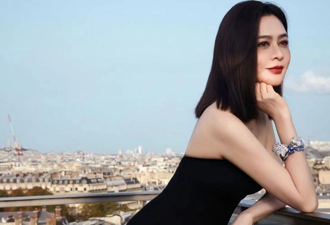 61岁关之琳现身巴黎，抹胸黑裙好高雅，身材纤瘦气质佳！