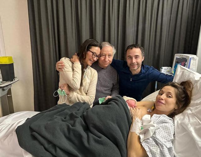 61岁第一次当奶奶！杨紫琼晒孙子正面照及全家福