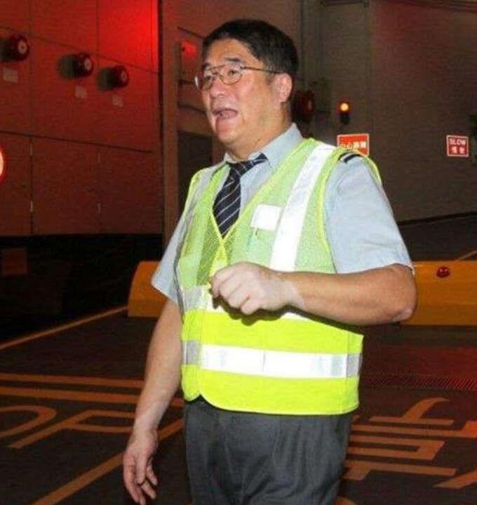 叶童哥哥移居英国生意失败,回国后无戏拍当保安,68岁发福变化大!