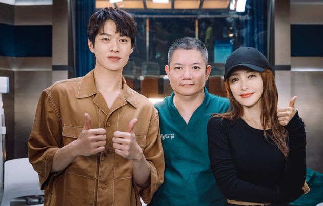 秦岚魏大勋再次被拍，魏大勋主动出来接女友，挽手回家感情稳定