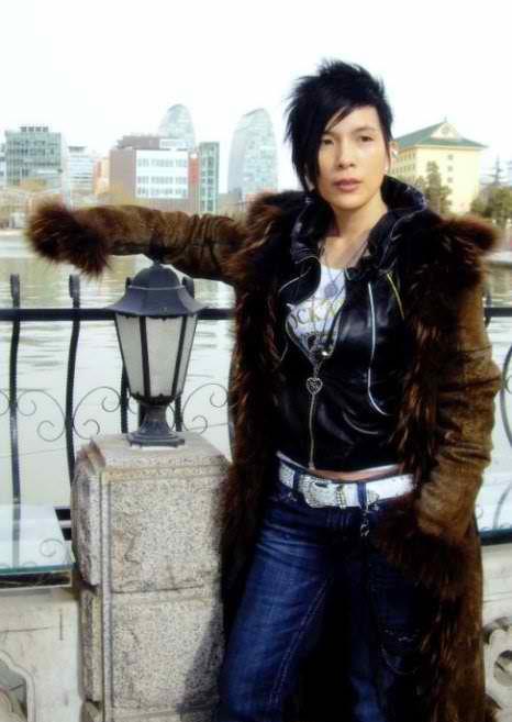 一张满脸胡茬的照片,彻底地扯下了潘美辰的遮羞布