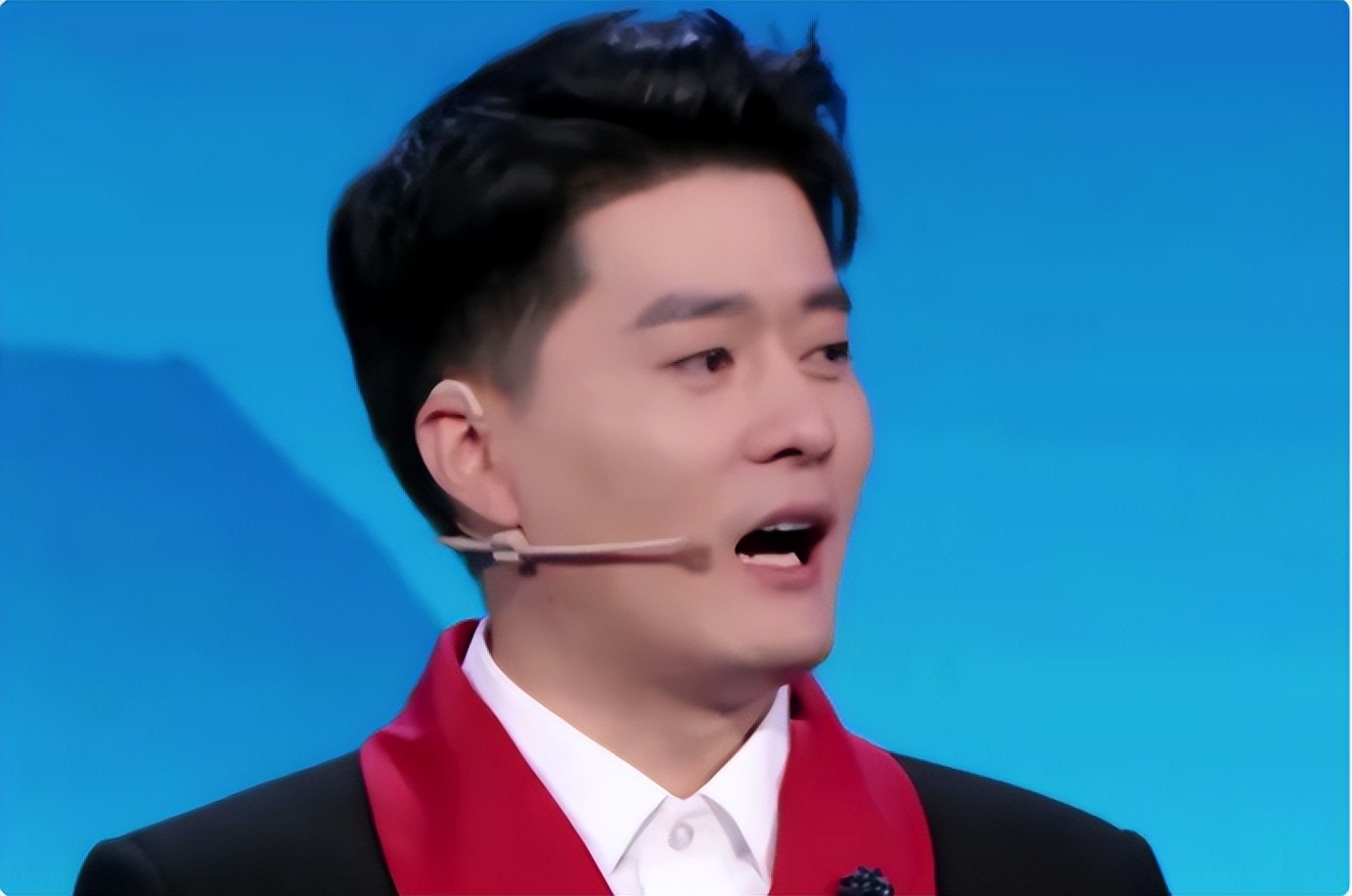 央视新女主持火了!字正腔圆似董卿惊艳网友,肤白似雪美过马凡舒