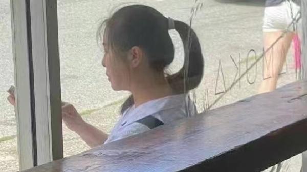 王祖贤现身温哥华街头，坐在街边椅子上刷手机，扎着马尾状态很好