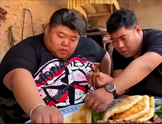 河北小伙从300多斤吃胖到560斤,家里常备三台呼吸机,月入几十万
