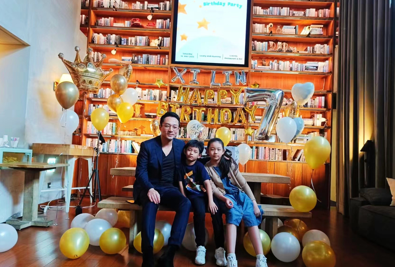 汪小菲|汪小菲返台为儿子庆生,大方公开儿女正脸,玥儿和弟弟一脸不开心