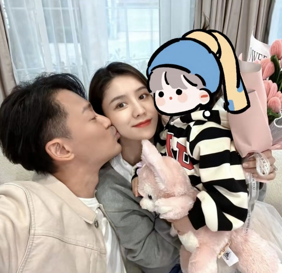 林峯机场秀恩爱,搂张馨月入怀贴贴抱抱,结婚4年生活仍像偶像剧