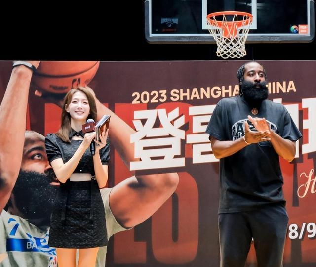 女主持参加《主持人大赛》,身材一流,颜值一流,主持也是亦如此