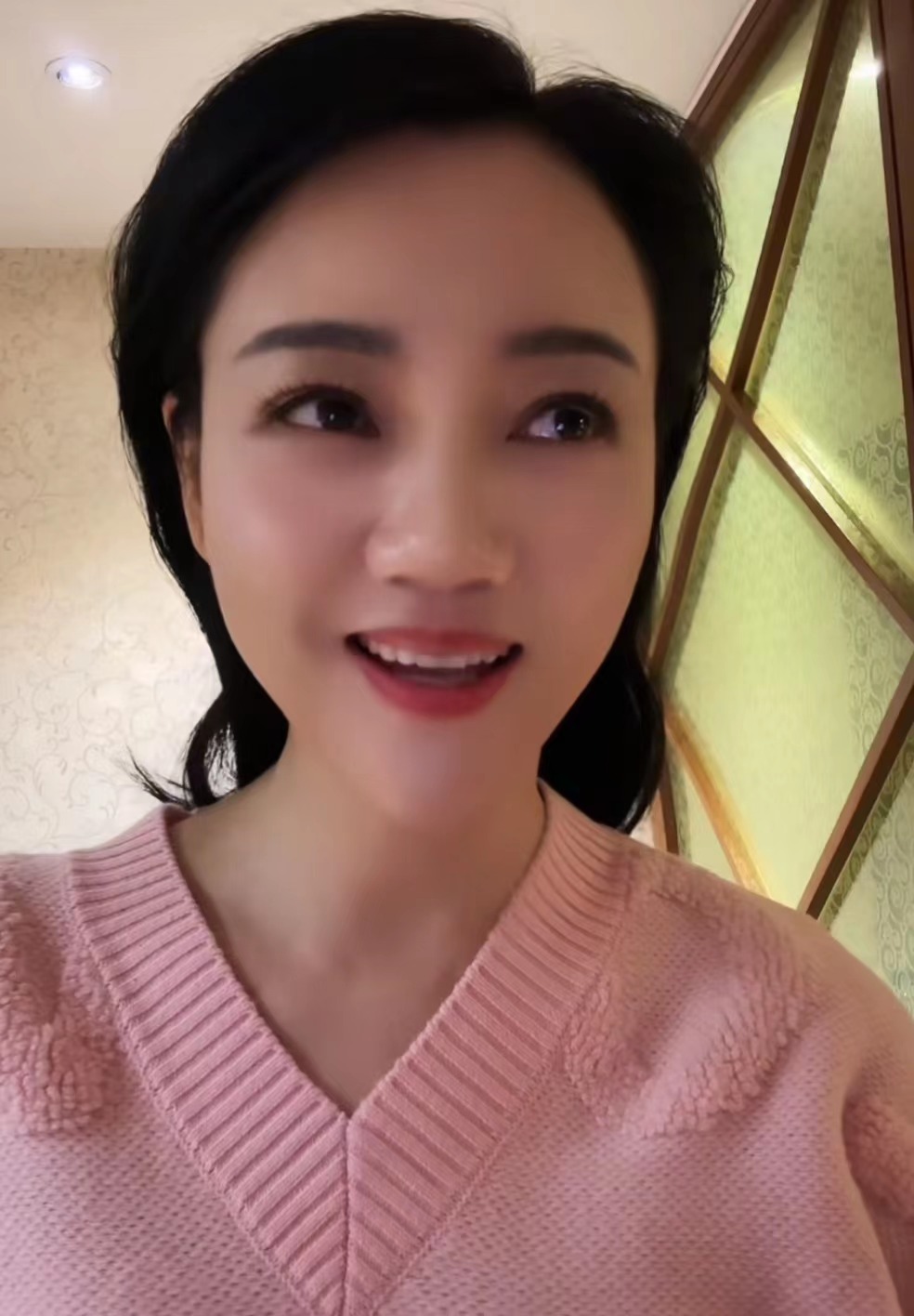 |49岁周群自曝录制春晚小品，突发失误身心俱疲，强忍眼泪引热议