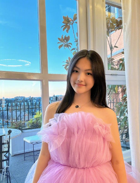 14岁王诗龄近照曝光，穿粉色抹胸裙粉嫩惊艳，肩颈线优越又瘦又美