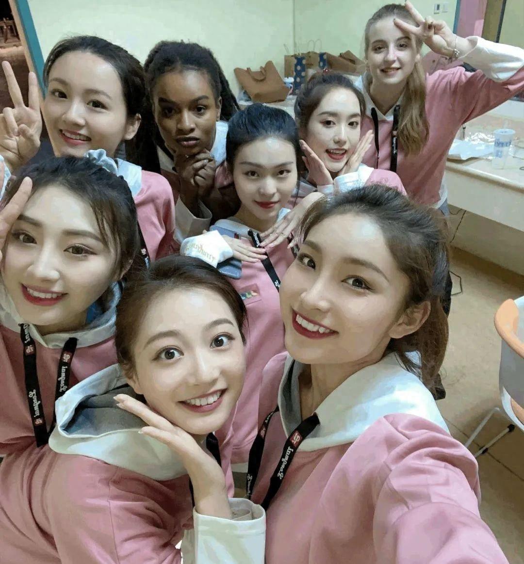 冯琳高颜值生活照,她有一张妩媚的脸,但内心是非常的理性与平和