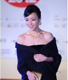 事实证明，被“导演太太团封杀”的张静初，早已走上了另一条大道