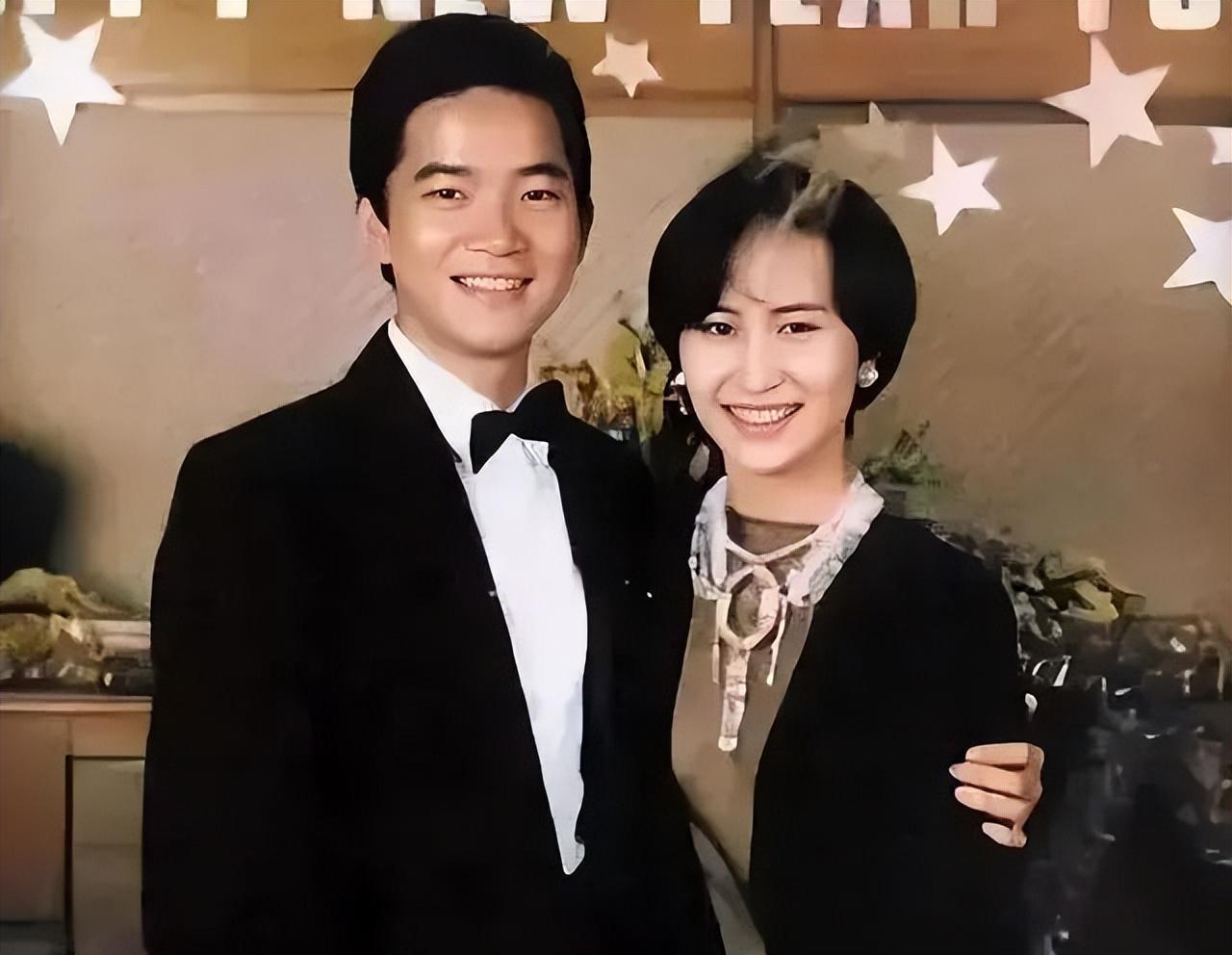 61岁何超琼在黑龙江夜店寻欢！众多小鲜肉上前敬酒，本尊来者不拒