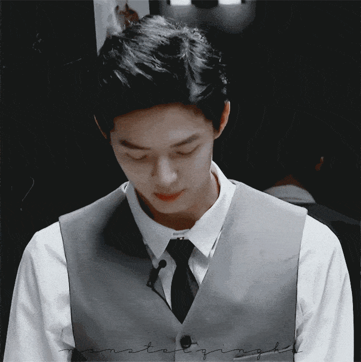 22岁英年早婚，为挣学费进入娱乐圈，他活成了小说里的男主角