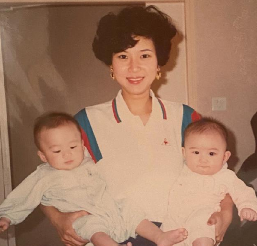 何超琼|赌王龙凤胎女儿现身婚礼接待宴!侧颜撞脸何超琼,娇小身材又像妈