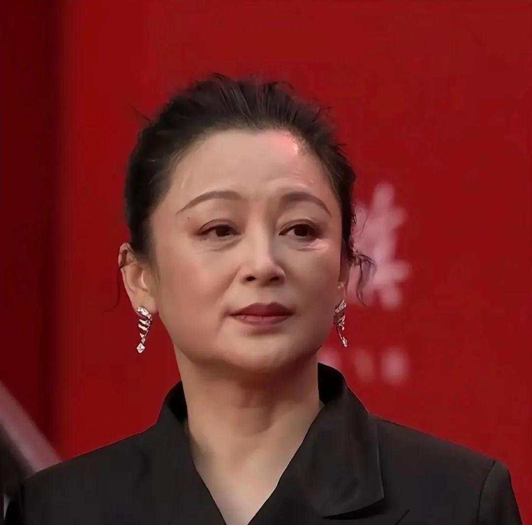 舒淇|瘦成“大头娃娃”的舒淇，证明了中老年女星还是胖点好看