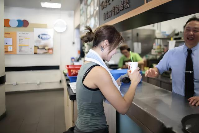 她号称香港最美搬运工，4年前参加节目被富二代抱走，如今怎样？