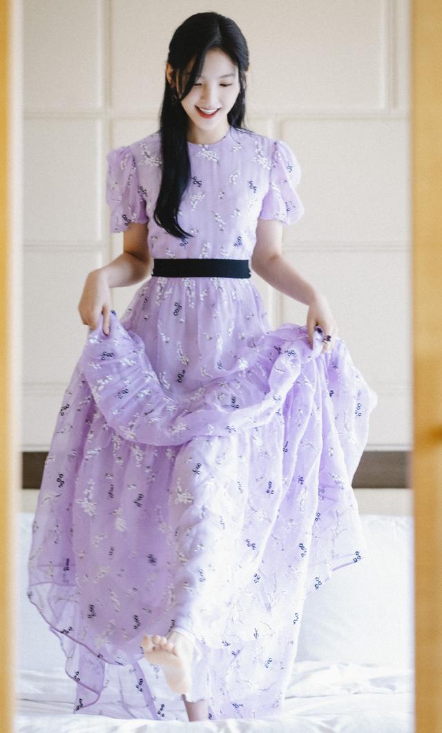 谁不喜欢甜妹呢?章若楠紫色写真