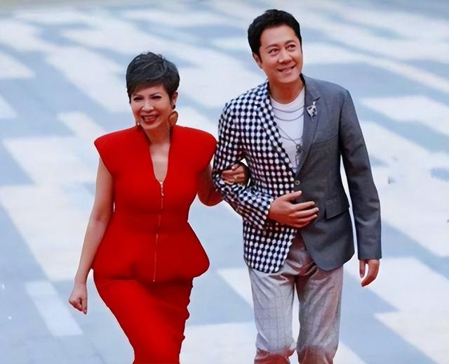 蔡国庆:两次情断异国恋后,娶亿万富婆为妻,如今儿子成他的骄傲_娱乐