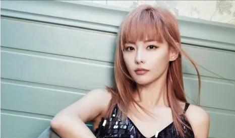 张嘉倪带俩儿子拍杂志封面，间接回击婆婆，买超举动显端倪