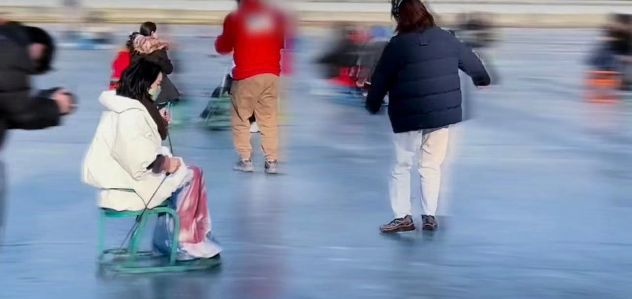 周迅|周迅在什刹海玩溜冰!穿衣娇俏似少女,与小13岁男友感情稳定