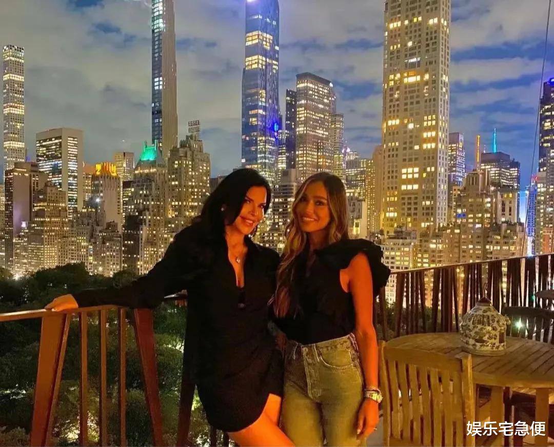 贝佐斯举办订婚派对,来宾都围绕女友桑切斯,邓文迪未进核心合影