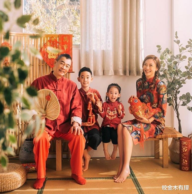 胡歌|铜锣湾偶遇55岁陈小春拍戏,倚靠路边慵懒帅气,网友:咋不显老?