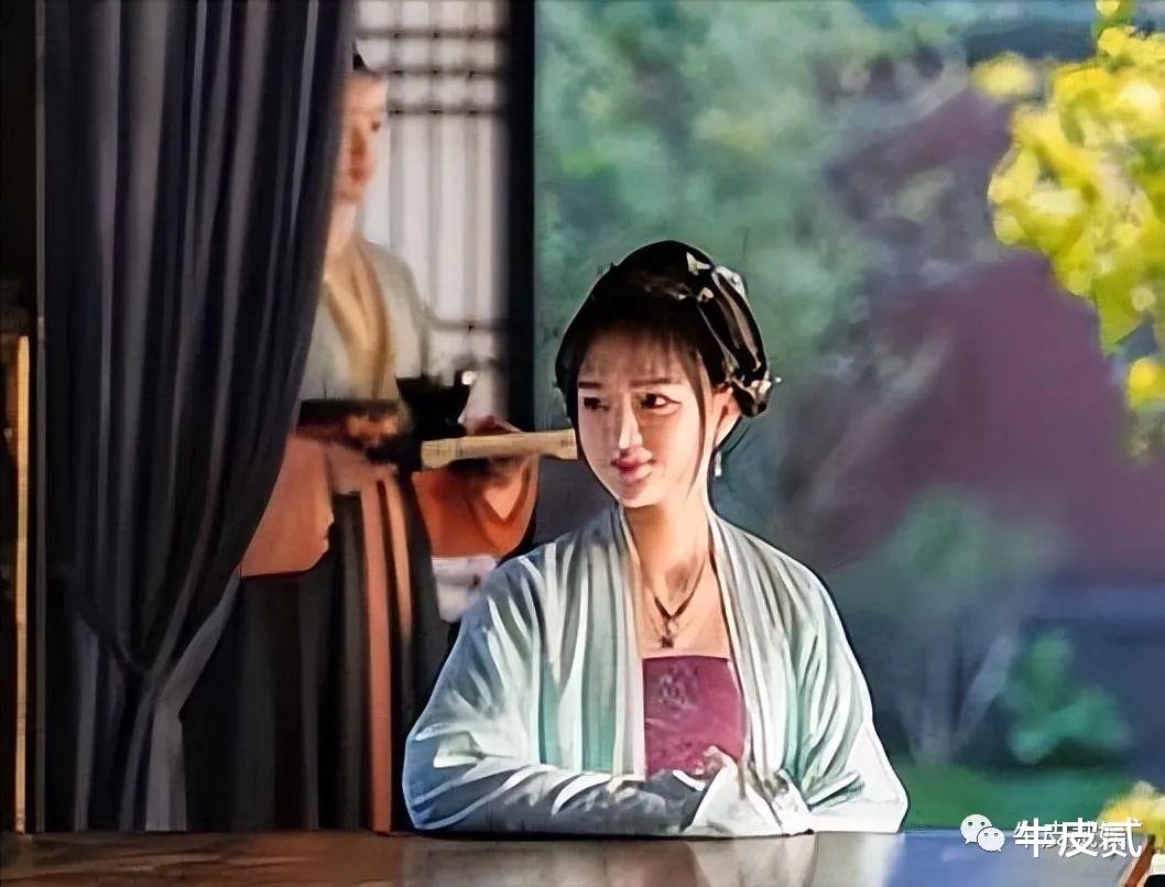 丑而不自知有多可怕，长相寒碜非要尬演绝世美人，观众直呼辣眼！