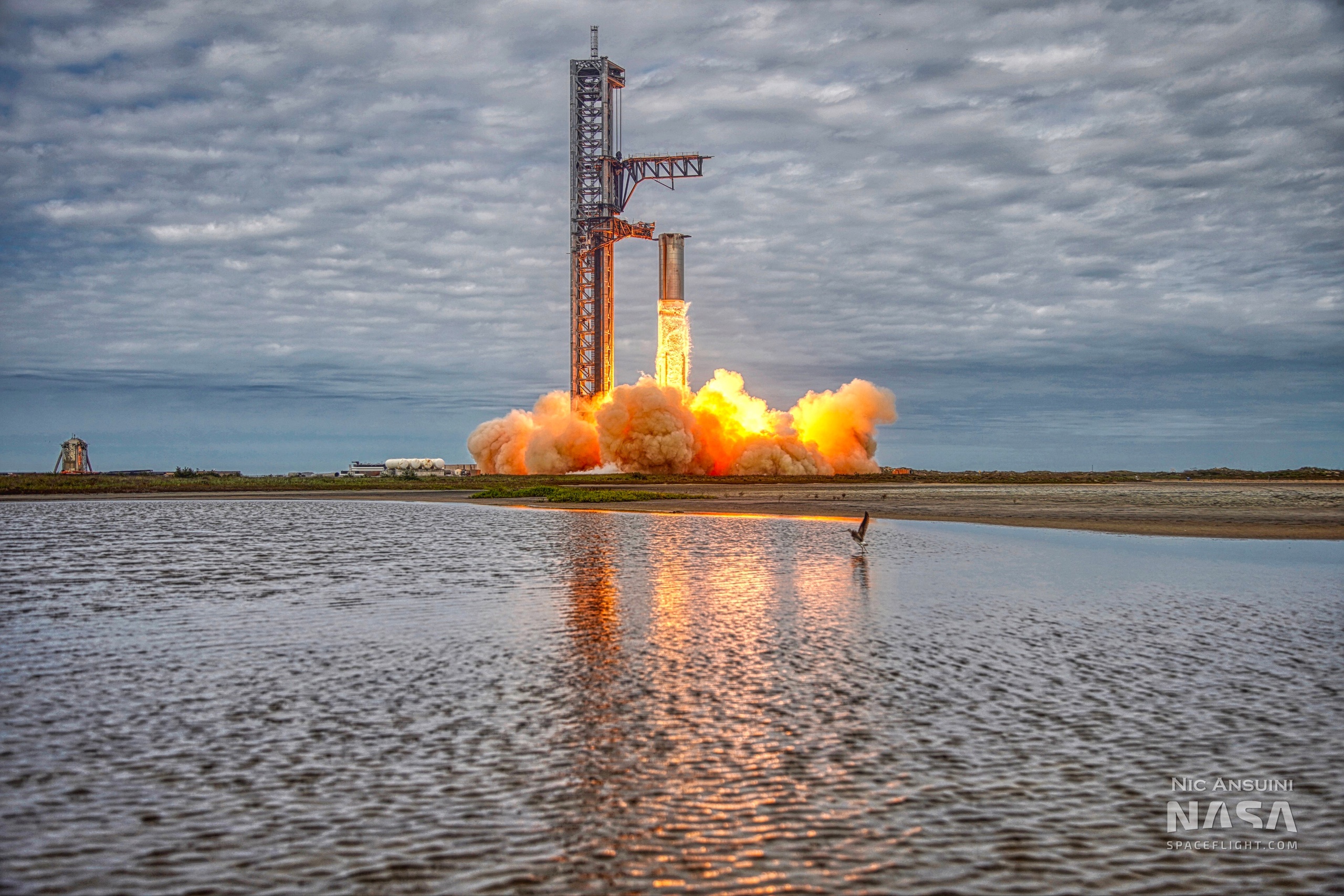 北京时间2月10日凌晨,当地时间2月9日,在博卡奇卡的星舰发射与测试场