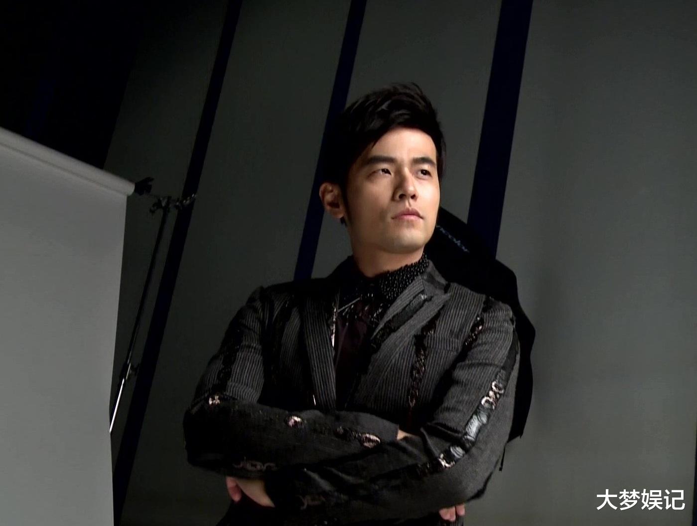 周杰伦|周杰伦深夜弹琴被说扰邻!“跩回1句话”网友留言:有钱的烦恼