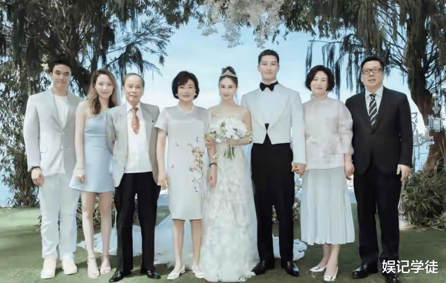 窦骁|入乡随俗?窦骁何超莲日本滑雪被偶遇,男方染黄毛造型前卫引热议