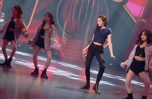 关晓彤穿长裤，女伴舞穿短裤，看到腿的对比：不是露腿就能赢的