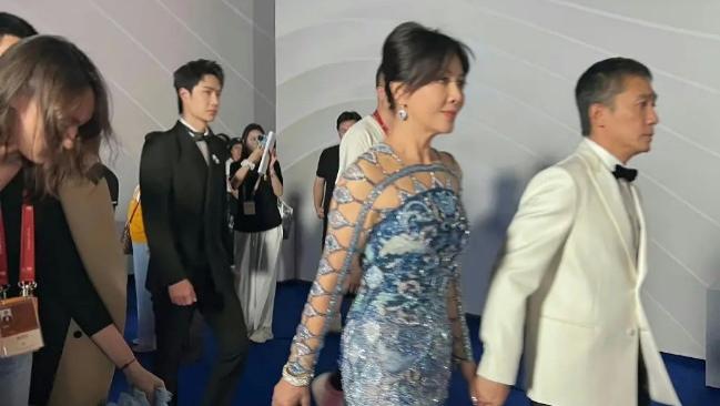 57岁刘嘉玲金鸡奖生图，国风鱼尾裙又闪又亮，“花瓶身材”好馋人