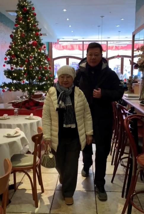 57岁戏骨全家定居在美国,拿着在中国赚的钱,住豪宅、大赞国外风景