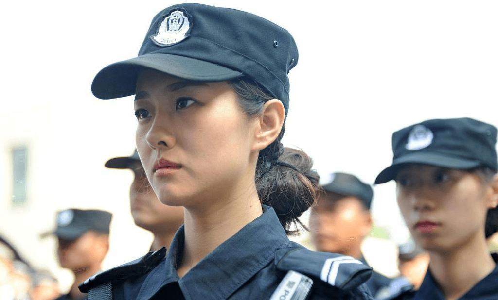 辅警|辅警招聘迎来好消息！15万年薪还没啥门槛，重点可以“曲线入编”