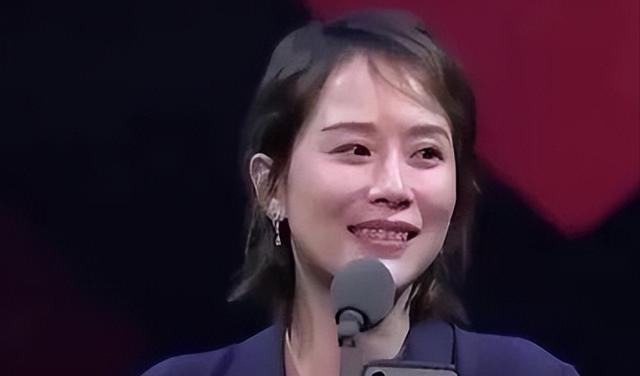 宋佳:靠“吊带”上位,与已婚名导同居,43岁的她活得又酷又飒