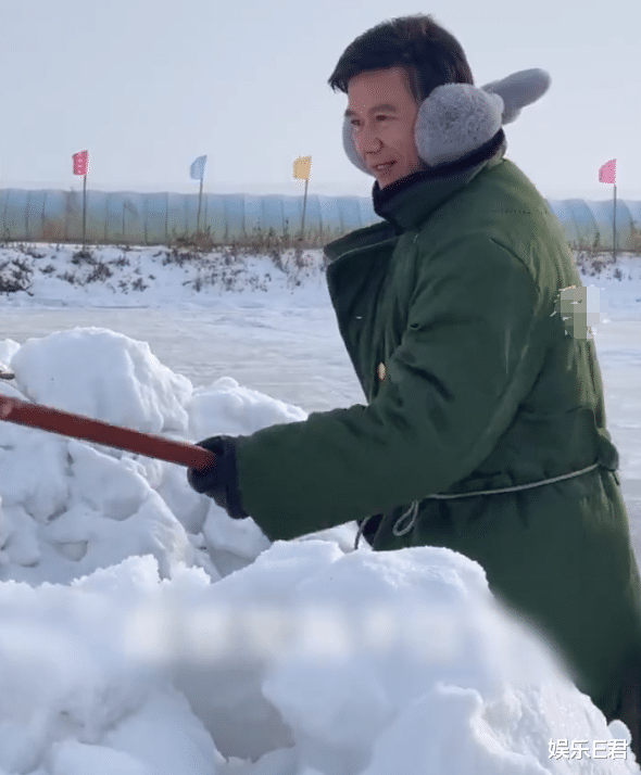 64岁李子雄畅游东北，宁愿在当地杀猪，都未必回香港过年