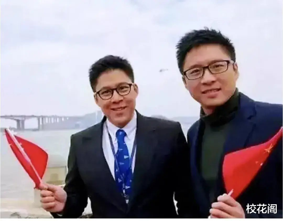 霍启山已独当一面，在霍启刚眼下与人社交，合影不学霍启仁站角落