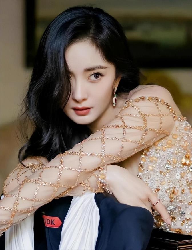 杨幂首先是杨幂，其次才是妈妈