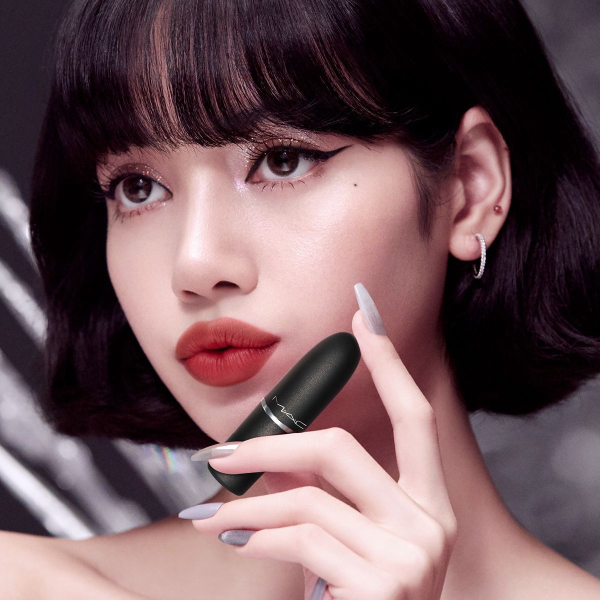 Lisa巴黎火锅店被偶遇！LV三公子保镖贴身保护，Lisa走路外八驼背